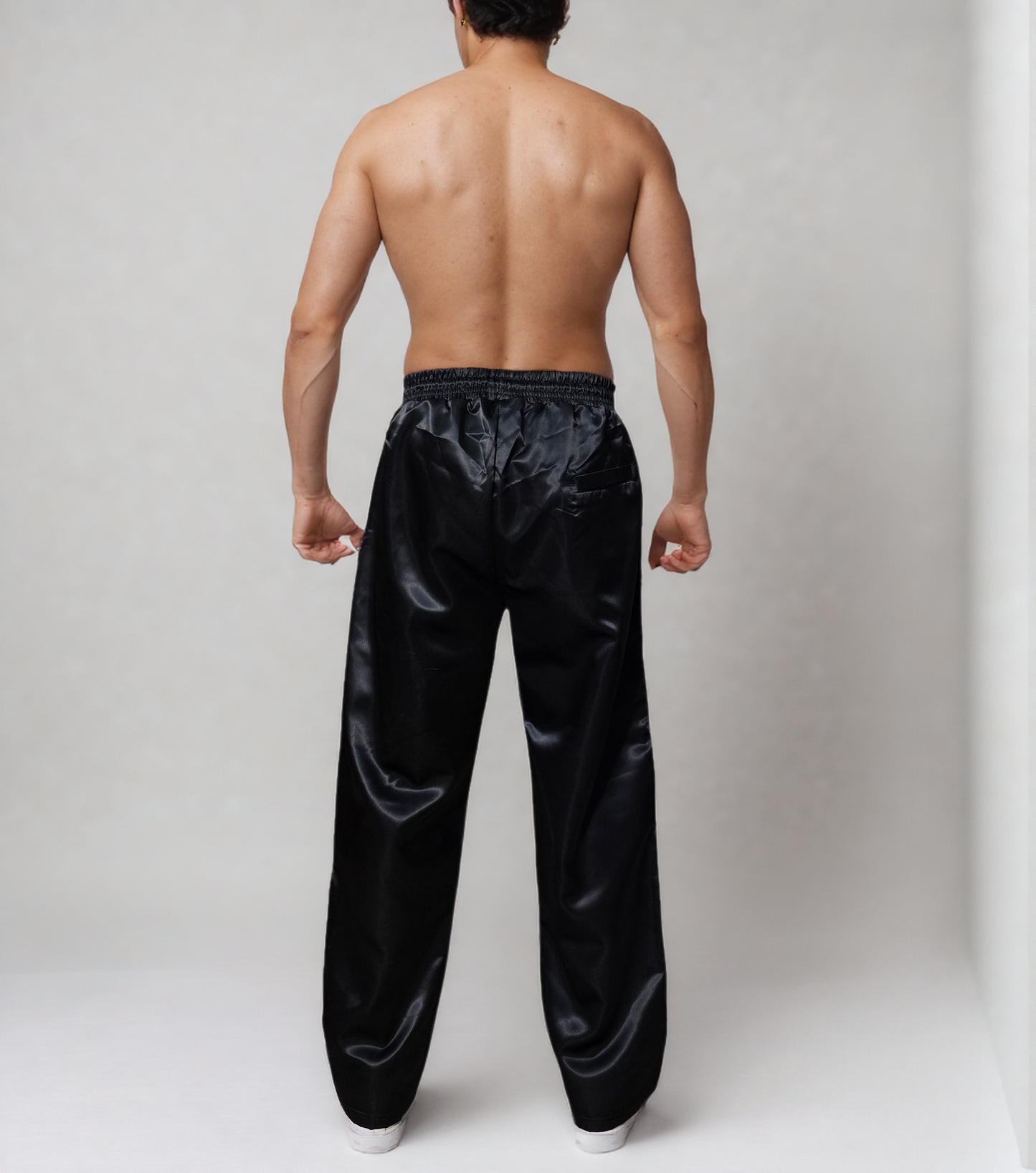 .Sportlich. Stylisch. Strahlend. Deine neue Satin-Baggy- Schwarz Hose
