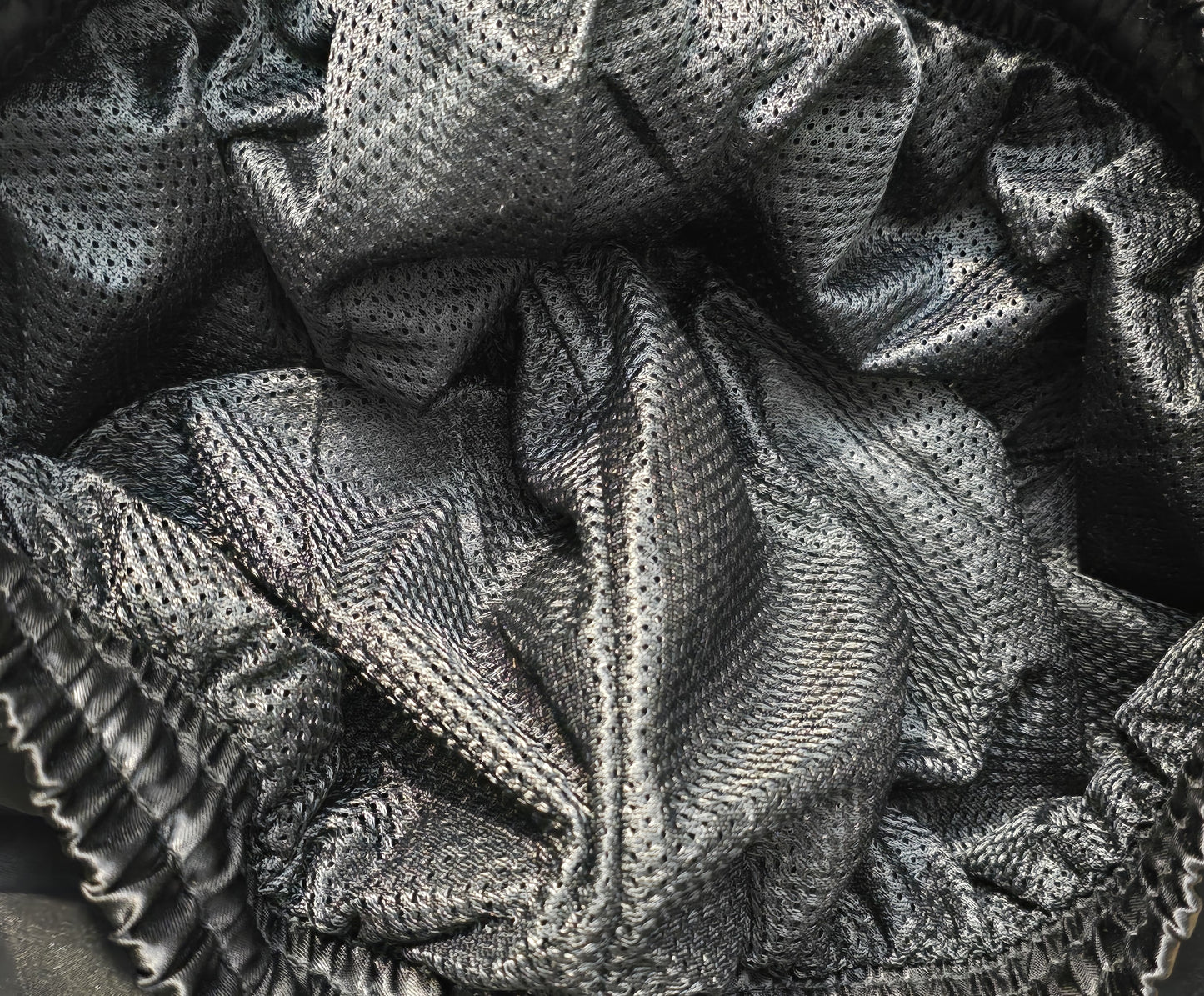 .Schwarze Glänzende Satin-Trainingshose – Sportliche Jogger mit Mesh-Innenfutter & seitlichen Reißverschlüssen für Komfort & Stil