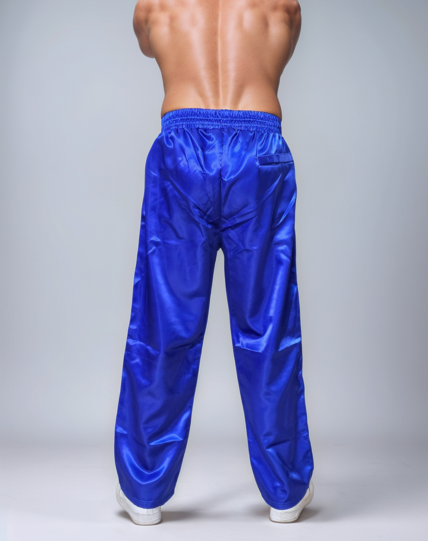 .Sportlich. Stylisch. Strahlend. Deine neue Satin-Baggy- R-Blau Hose