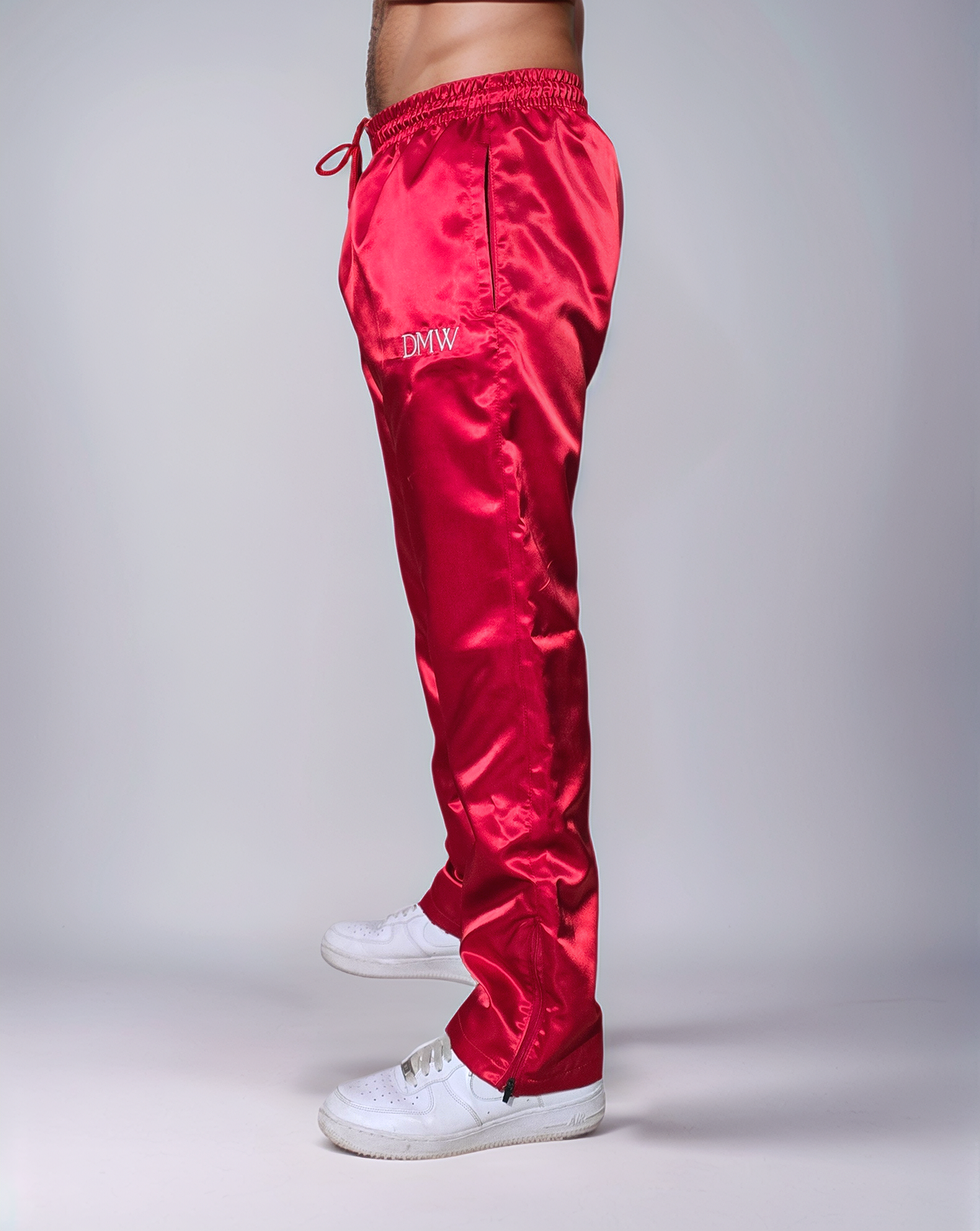 .Rote Glänzende Satin-Trainingshose – Sportliche Jogger mit Mesh-Innenfutter & seitlichen Reißverschlüssen für Komfort & Stil