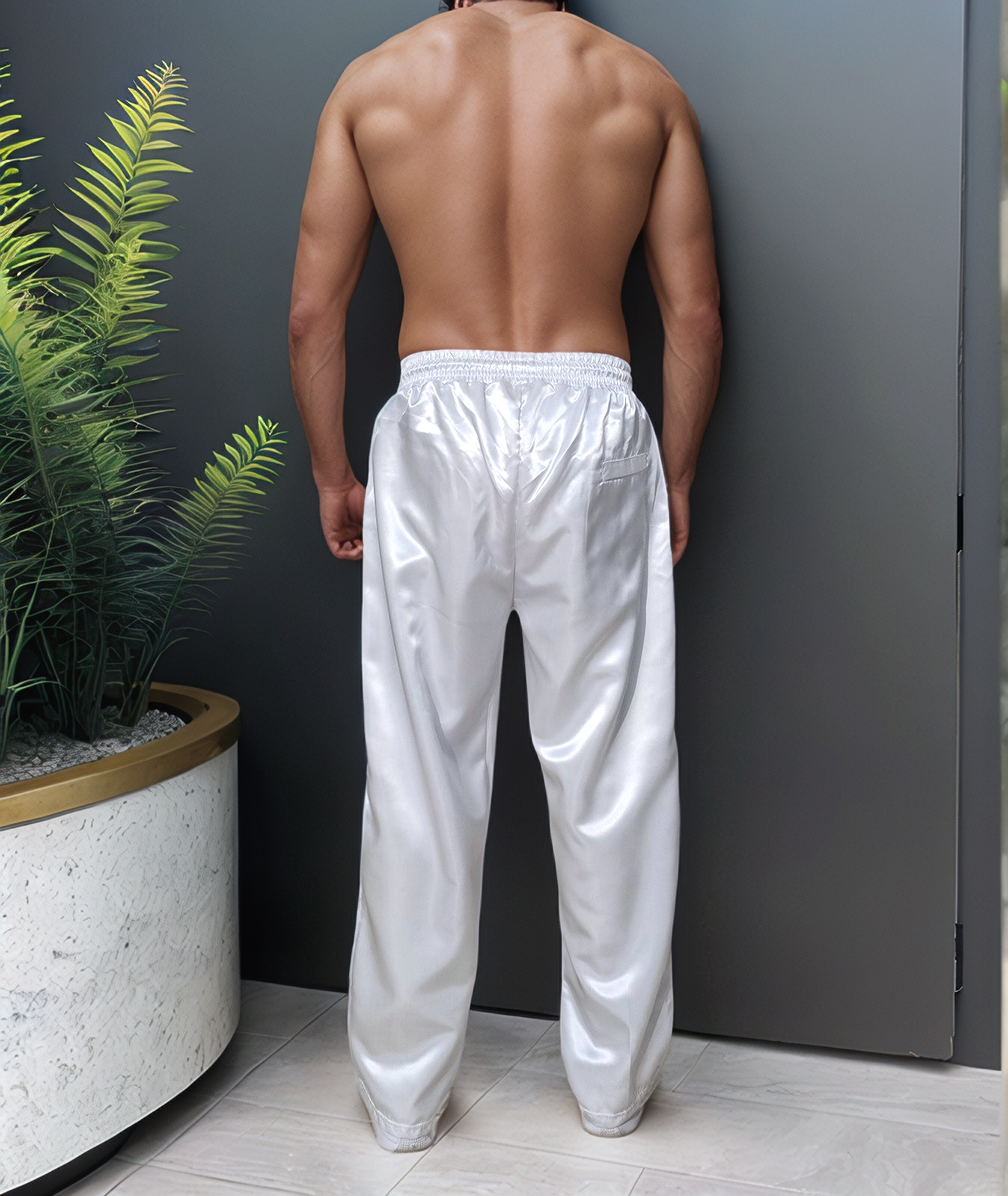 .Sportlich. Stylisch. Strahlend. Deine neue Satin-Baggy-Hose
